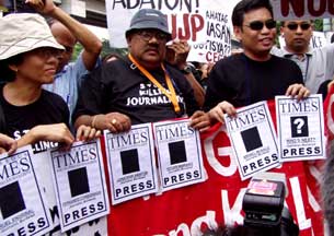 Me at the rally of the National Union of Journalists of the Philippines (NUJP) on 16 August 2004 in front of Camp Crame, Quezon City