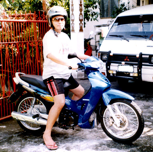 That's me posing (Tabaco City, 2005)