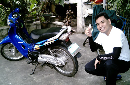 That's me holding the registration sticker in 2006 (Tabaco City) That's me holding the registration sticker in 2006 (Tabaco City)