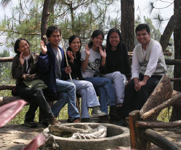 Me with Bulatlat youngblood, Maryknoll Ecological Center, Baguio City (30 March 2003)