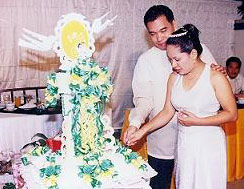 Danny and Joy slice the wedding cake